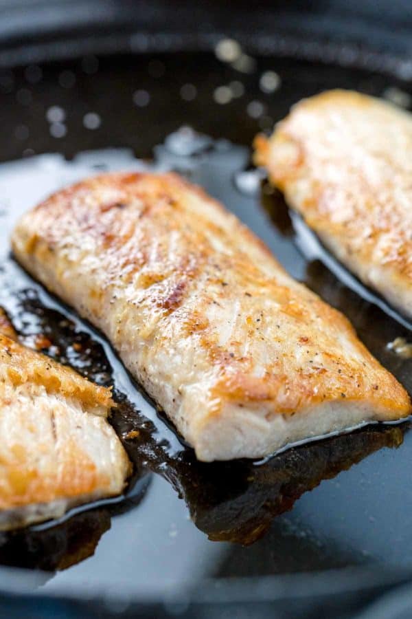 麻辣麻辣鱼片放在铸铁煎锅上用油煎