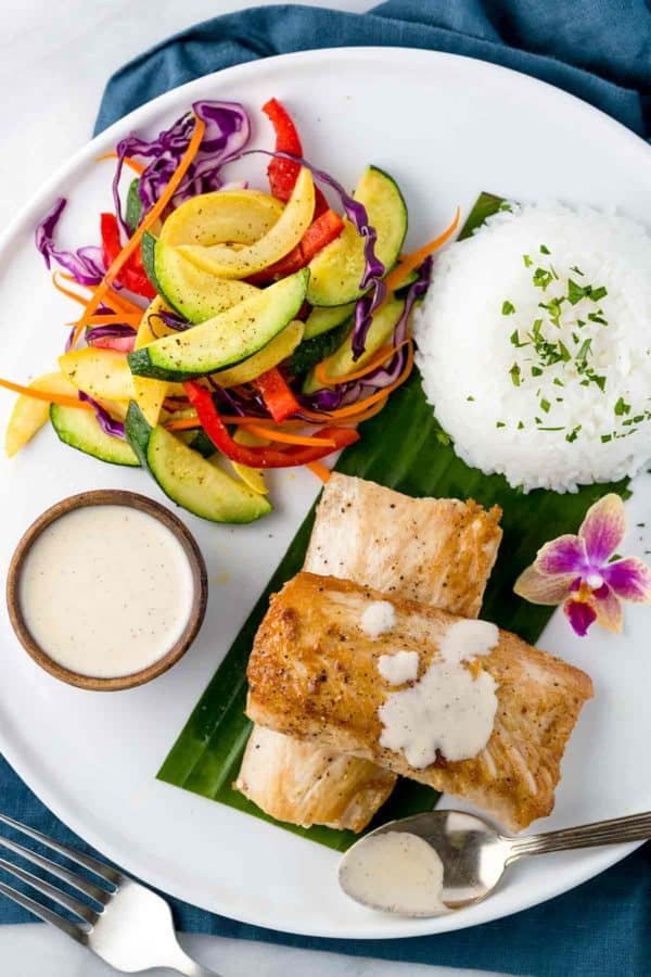 晚餐盘两个煎马哈鱼马哈鱼片加塔希提香草酱和蔬菜