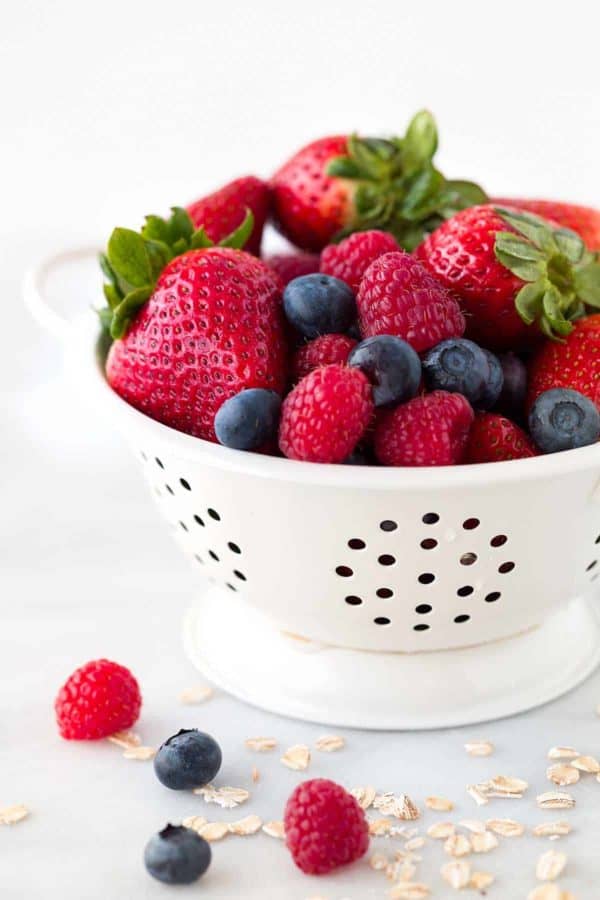 滤锅里装满草莓和蓝莓