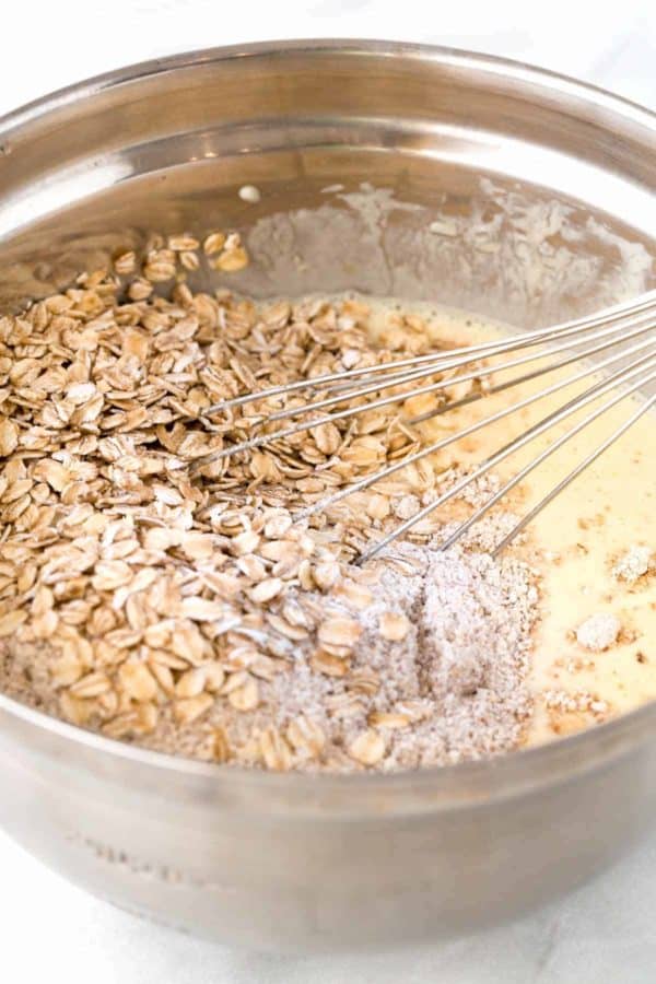搅拌碗装满燕麦片和其他煎饼面糊配料