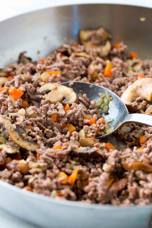 瘦牛肉和蘑菇在一个大的平底锅