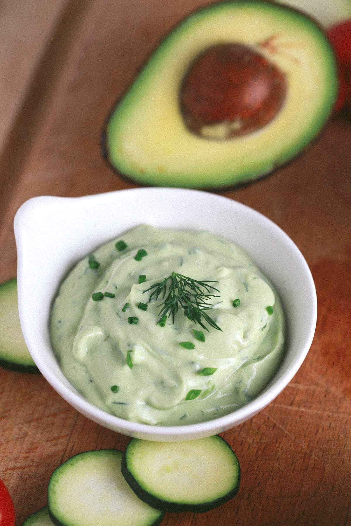 新鲜混合光滑的鳄梨酸奶蘸酱