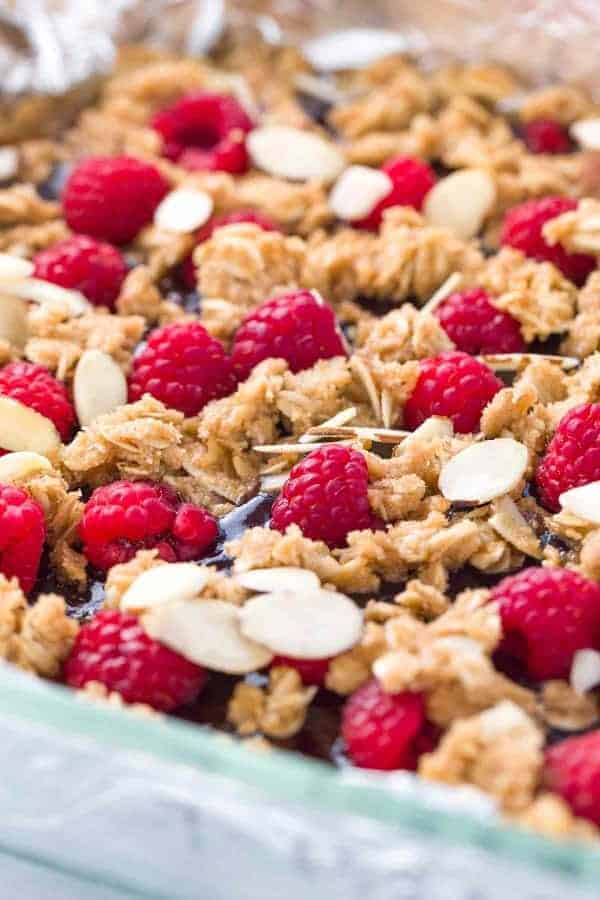 纸板平底锅用覆盆子早餐栏，准备在烤箱中烘烤