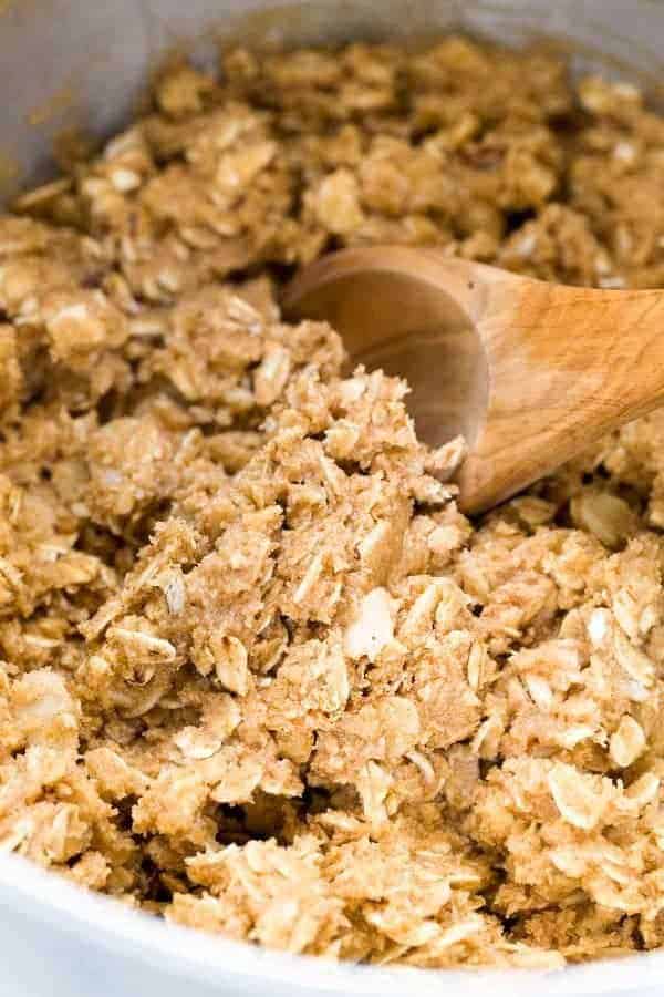 木匙子混合燕麦和整个五谷白色面粉在碗