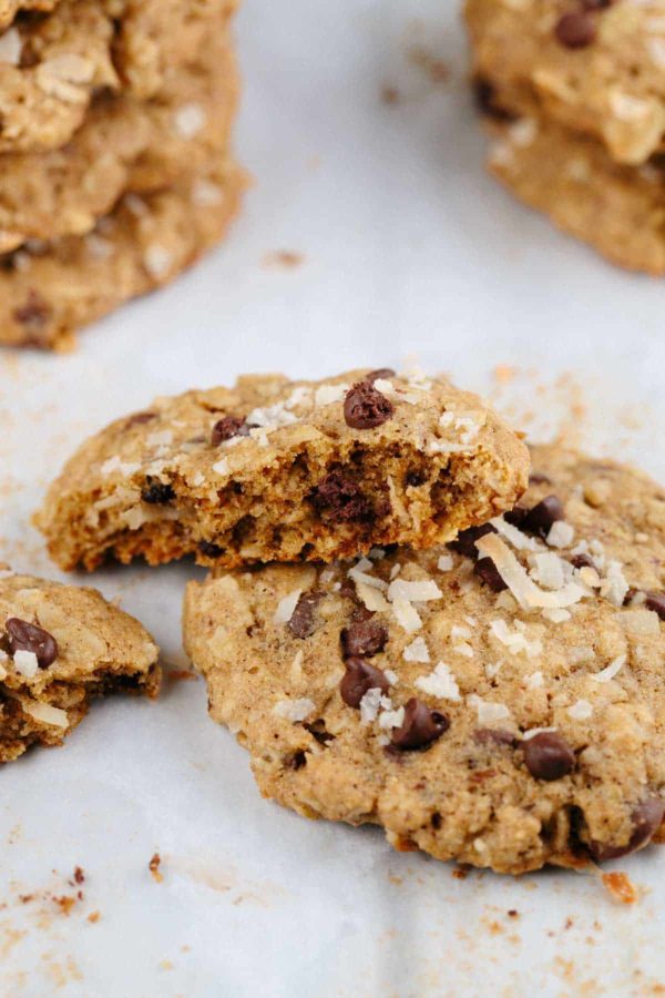 燕麦片巧克力片乳汁曲奇，撒上椰子片