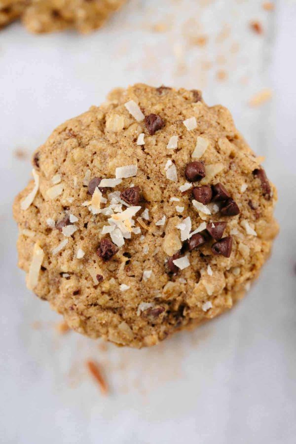 由燕麦片和巧克力片制成的哺乳饼干的特写镜头