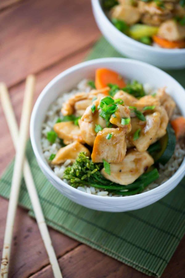 筷子旁边的中国鸡碗