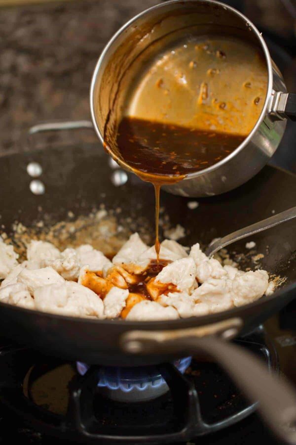 斯拉恰酱与炒鸡配方混合