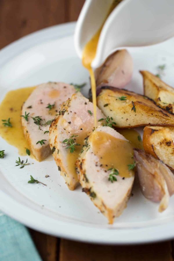 倒在猪里脊肉切片的自制肉汁