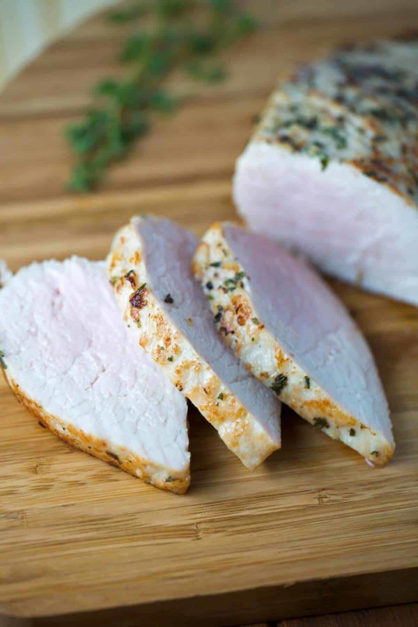 猪里脊肉切成切片在切板