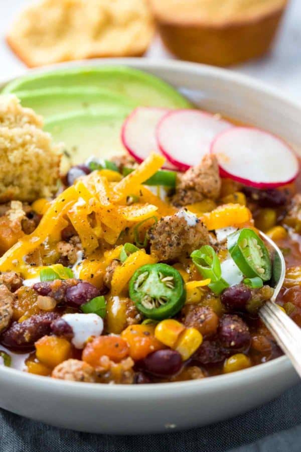 一碗慢炖的火鸡辣椒配切达奶酪