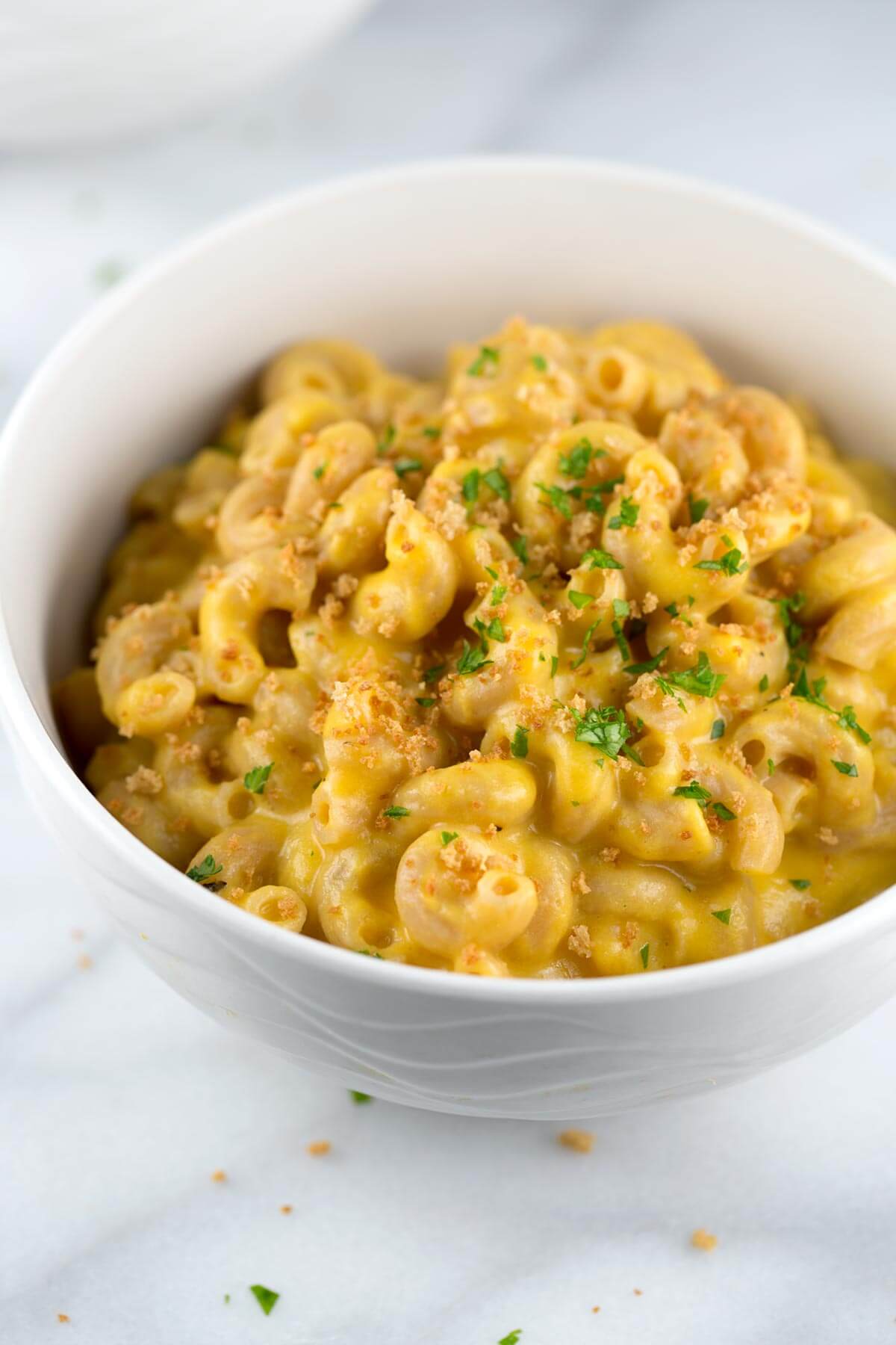 白南瓜通心粉和奶酪放在白色碗里，还有面包屑