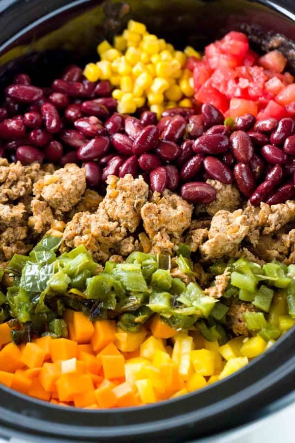 瓦罐装满了烤jalapeños，冬南瓜，西红柿丁，豆子和玉米