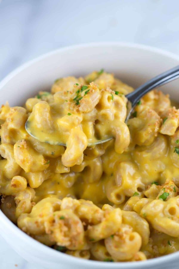 一勺金黄色的面条加上冬南瓜