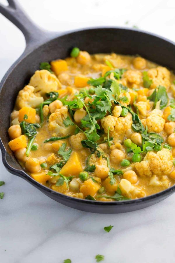 咖喱在铸铁煎锅与装饰在上面