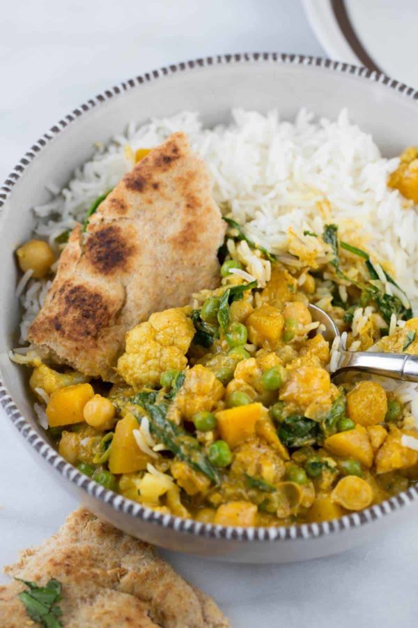 碗胡桃南瓜咖喱用在一个碗的鸡豆用basmati米