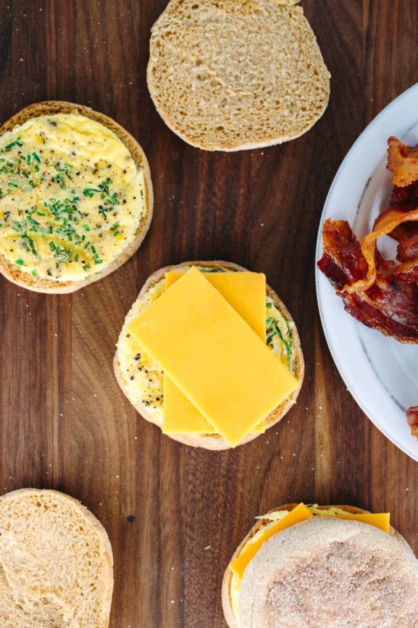 从上到下的组装的早餐三明治