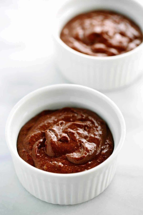 坐在8盎司的ramekins内部的巧克力混合物，准备烘烤10分钟