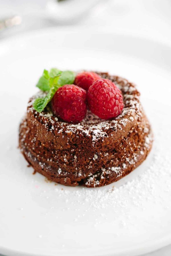 巧克力蛋糕用覆盆子和搽粉的糖在上面