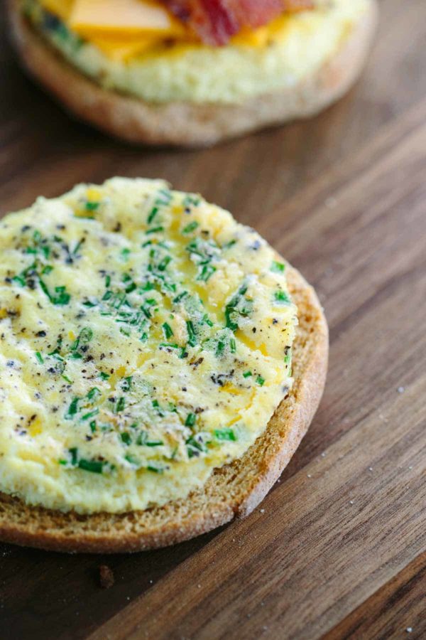 在英式松饼上切成圆形的鸡蛋