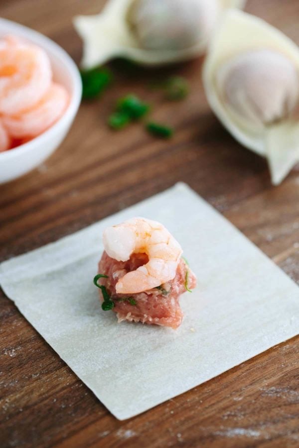 虾和猪肉在馄饨包装