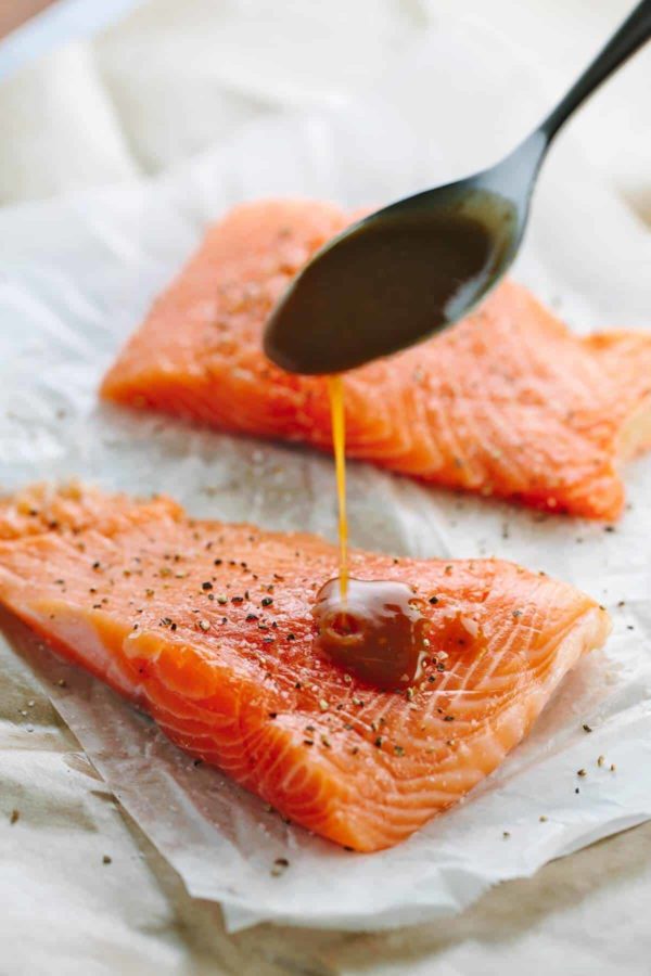 烹饪前将味噌和酱油浇在生三文鱼片上