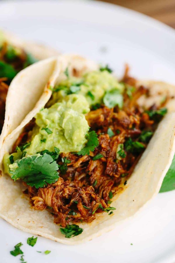 拉猪肉炸玉米饼与鳄梨酱和香菜