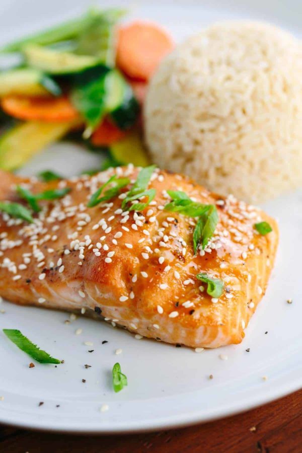 配以白芝麻的味噌三文鱼，配以米饭和蔬菜