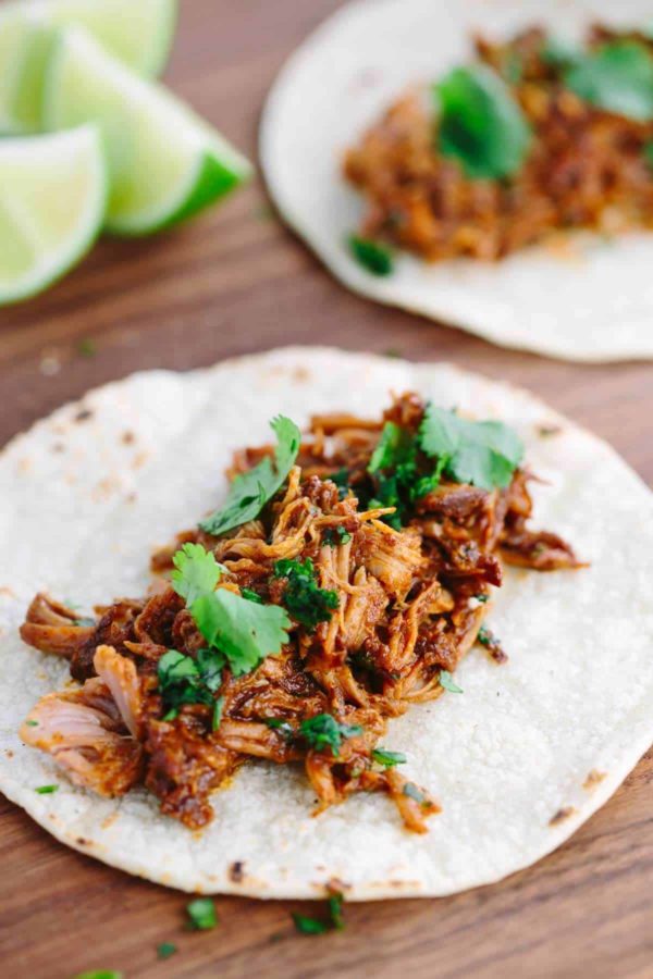 墨西哥薄饼上的猪肉，配上香菜