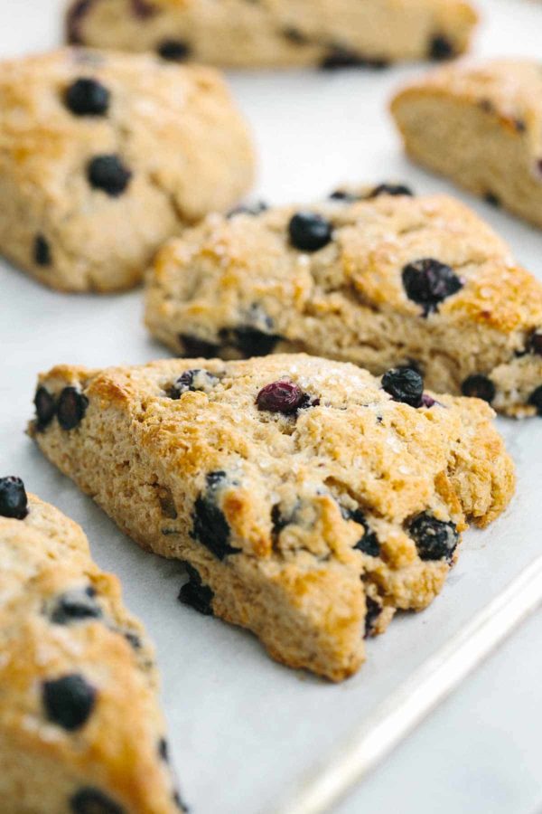 关闭在烘烤板段平底锅的PF蓝莓烤饼