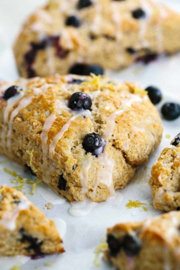 柠檬色釉的烤饼在上面淋上了