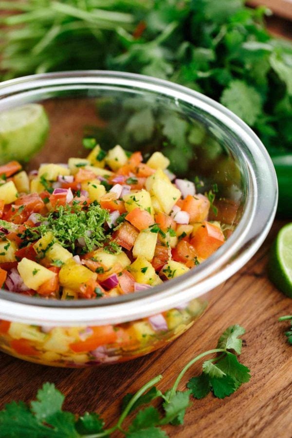 透明玻璃碗装满自制菠萝辣调味汁