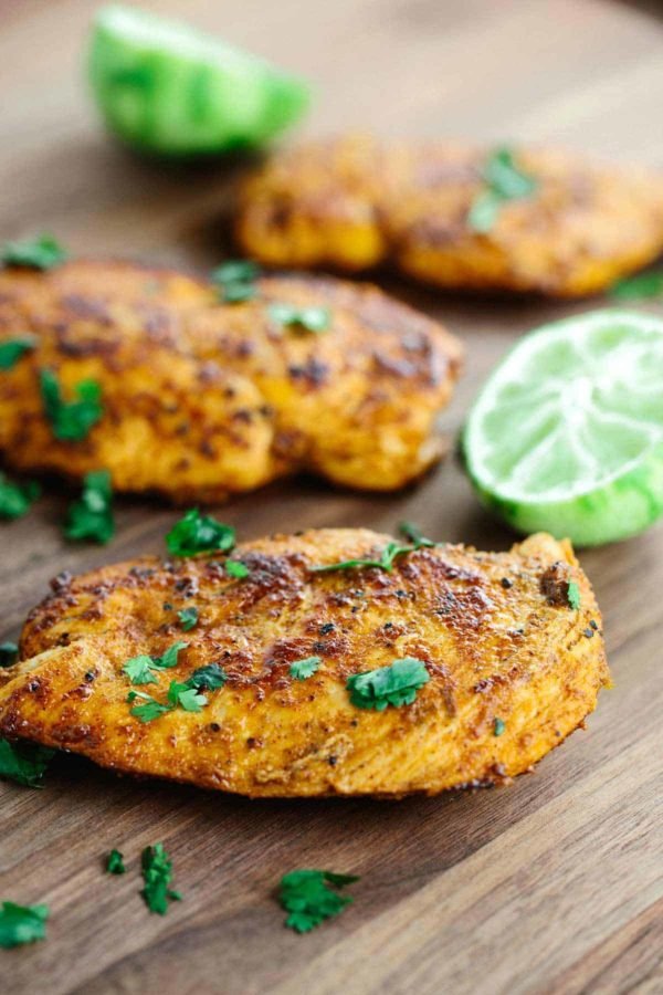 黑熏鸡胸脯片断在切板的