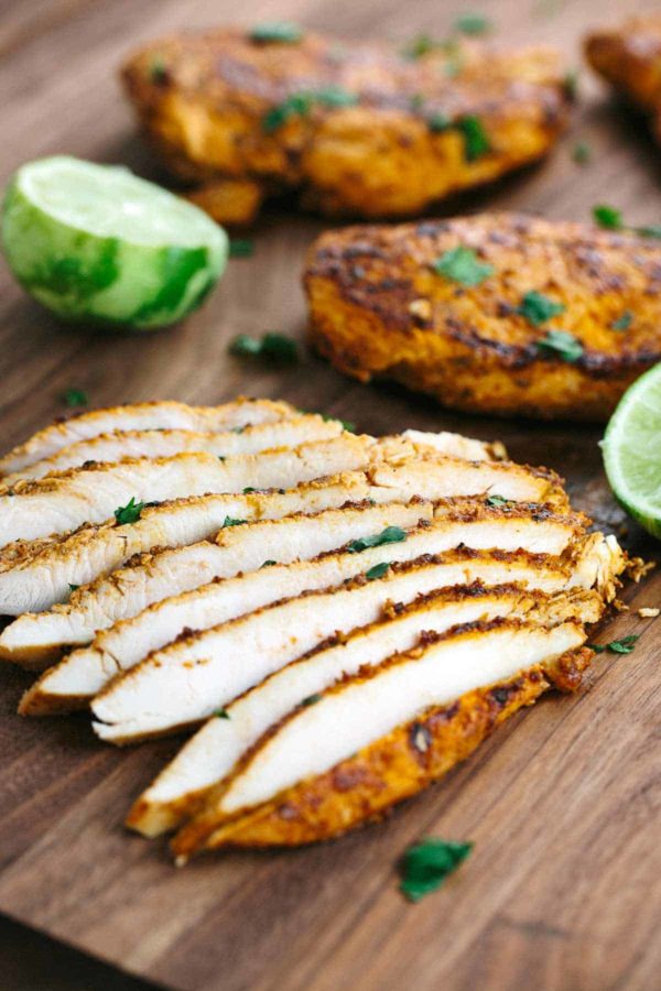 切片鸡胸肉坐在一个木切板