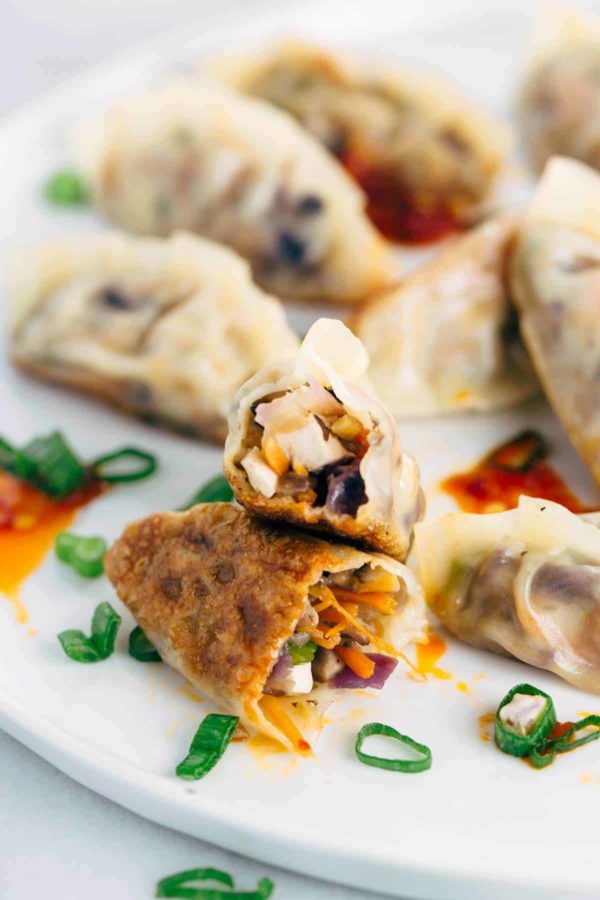 蔬菜饺子已经分成了露出豆腐灌装的一半