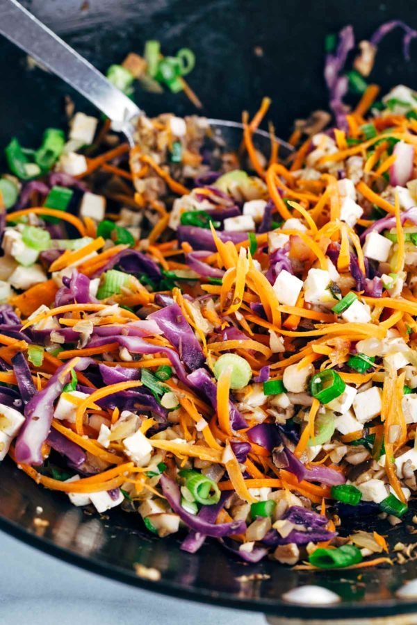 蔬菜和豆腐丁在锅里煮