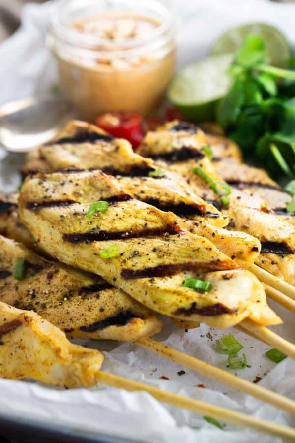 有烤架标记的白肉鸡串