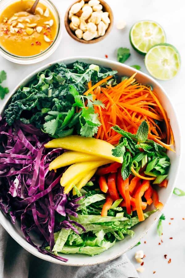 碗与食谱成份的未混合的泰国沙拉