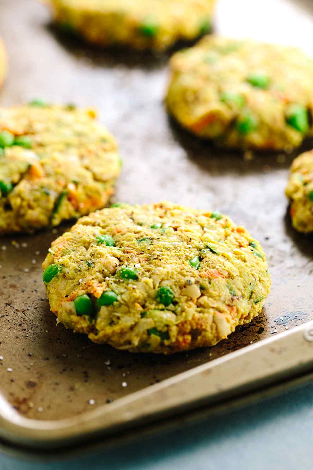 在烤盘上模压蔬菜蛋糕