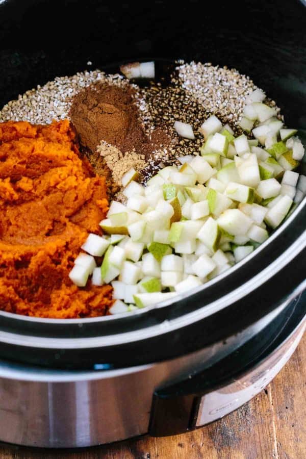 钢切成燕麦片成分，放入慢炖锅中