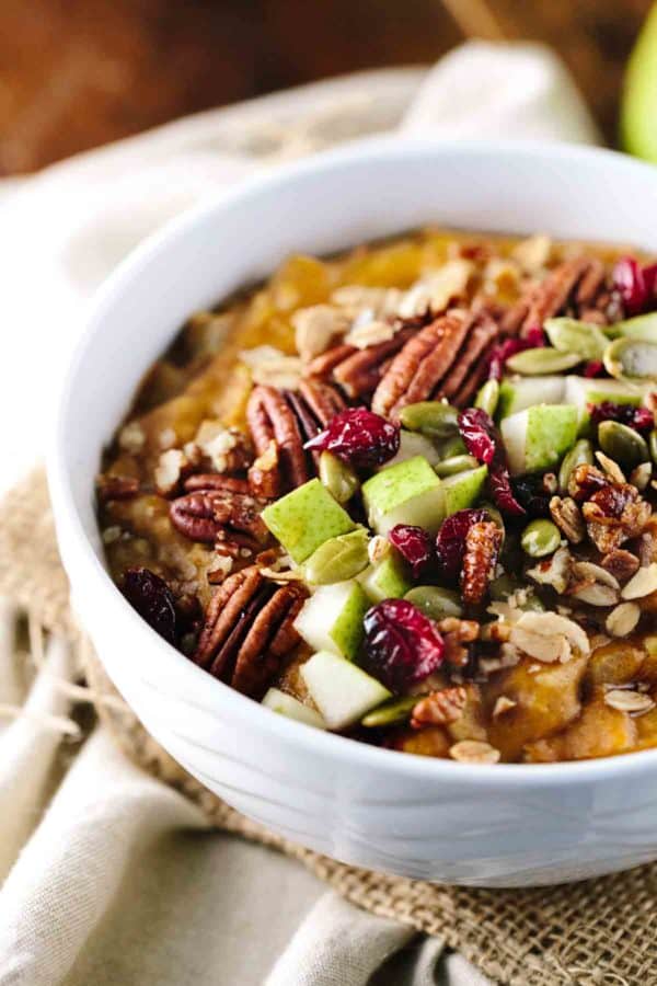 燕麦片，上面有坚果、浆果和梨块