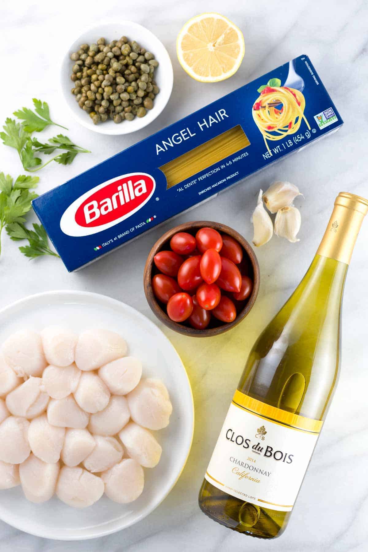 装饰在一个白色大理石柜台上的成分