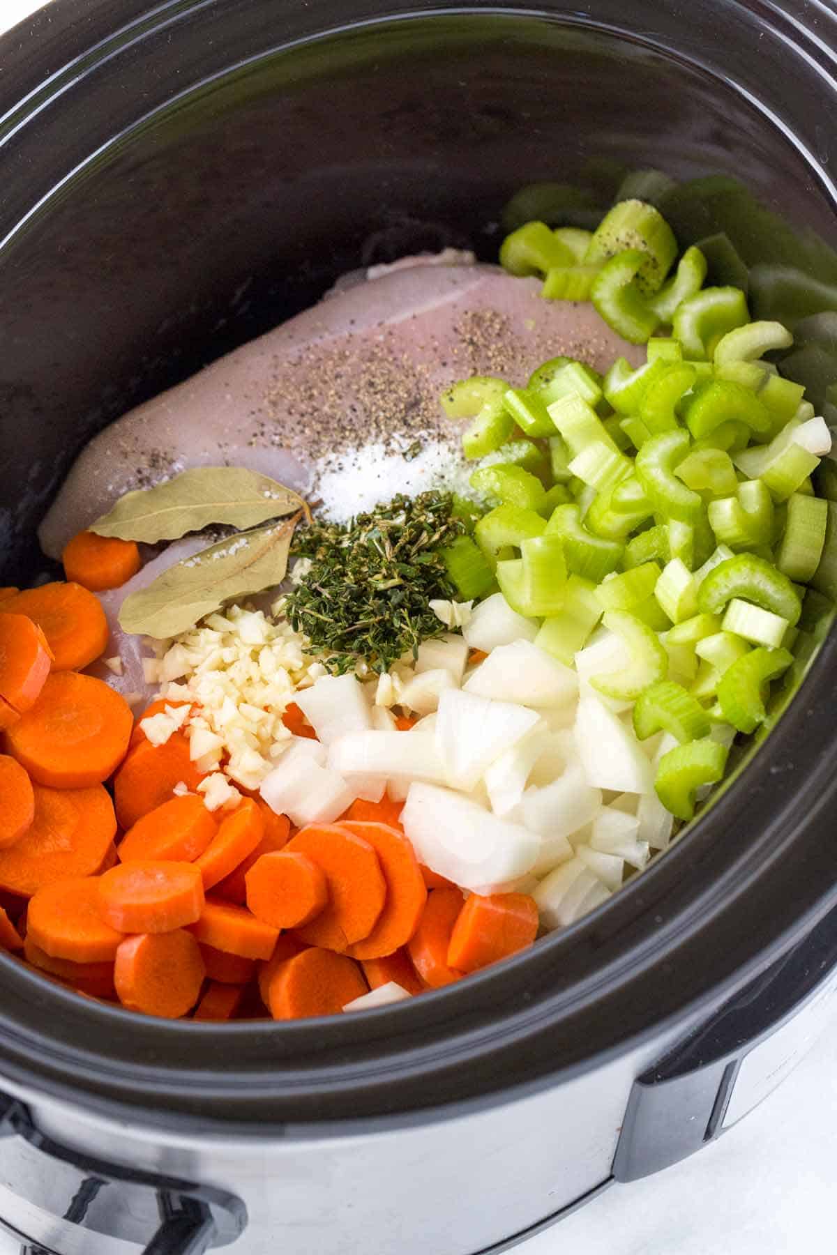 鸡肉，胡萝卜和芹菜用慢炖