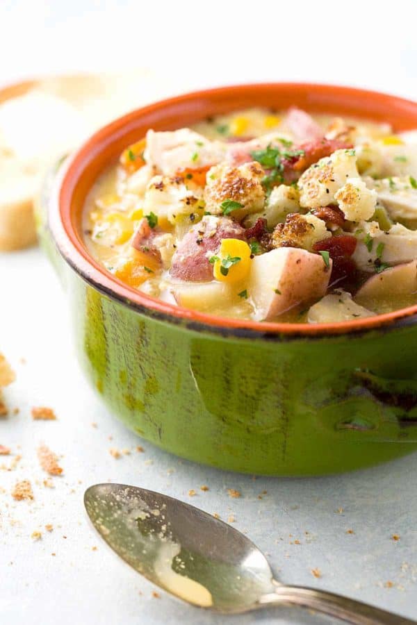 碗在一个绿色碗的玉米杂烩