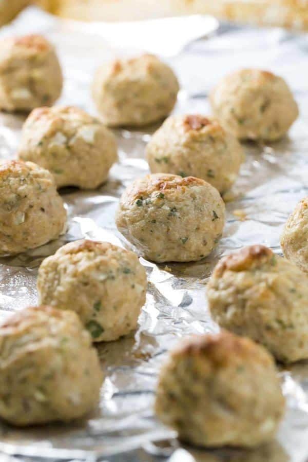 地面土耳其丸子在箔衬里的板料盘上