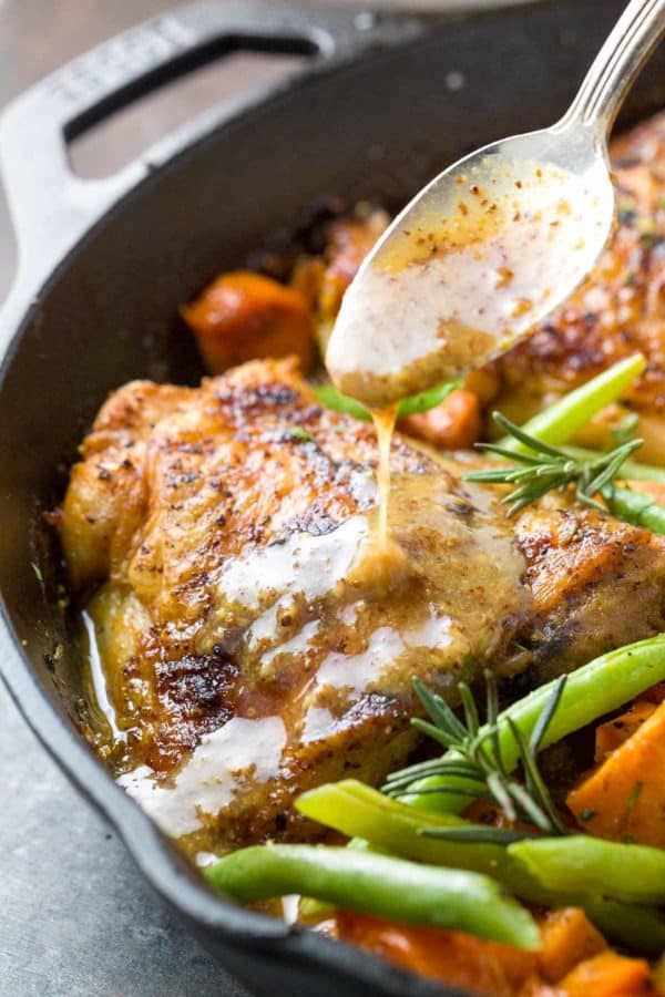 把芥末酱倒在鸡大腿上