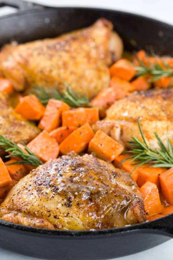 鸡肉和甘薯丁放在平底锅里