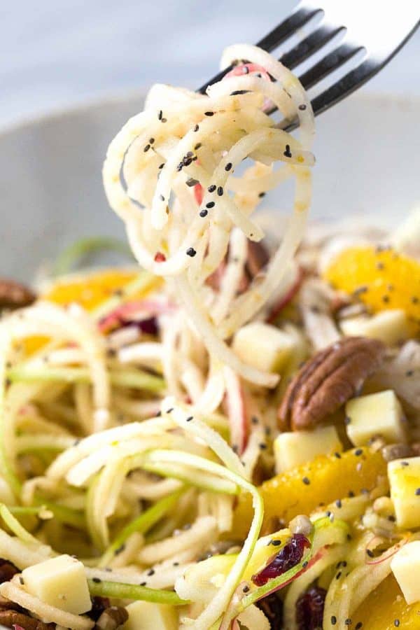 叉子夹着一串串螺旋状的苹果