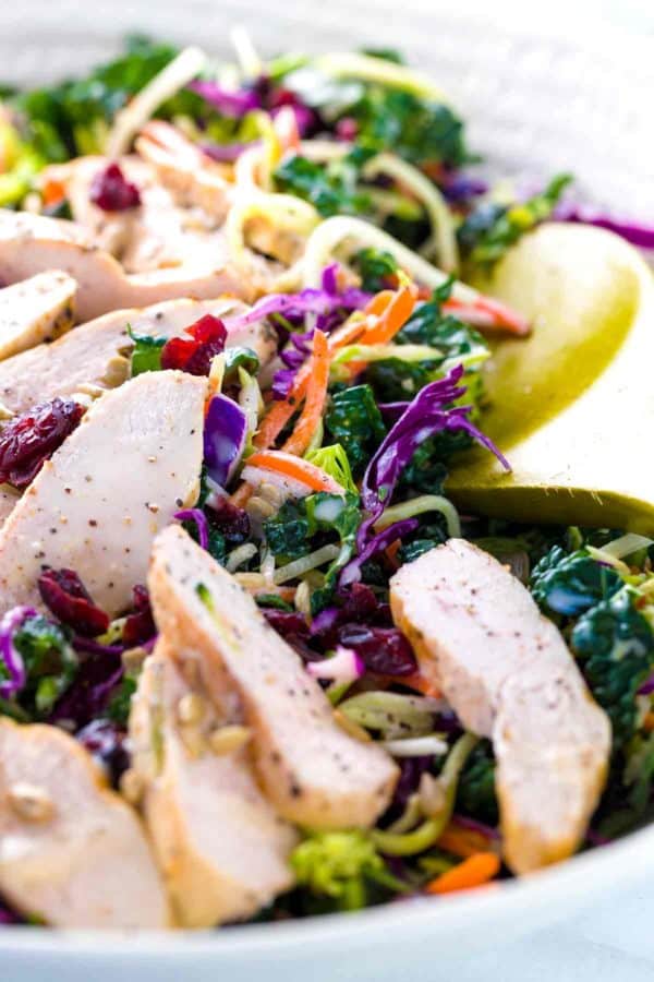 西兰花沙拉配甘蓝、胡萝卜和鸡肉