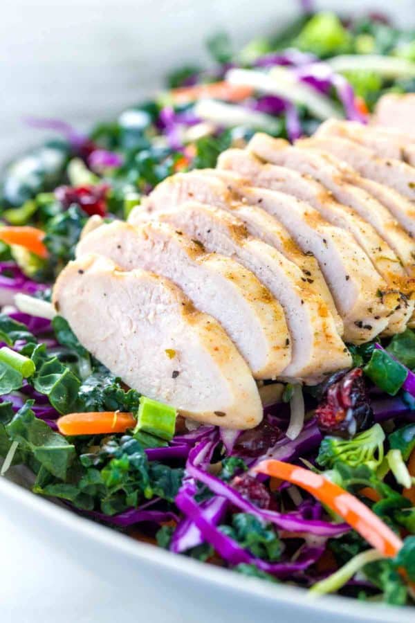 西兰花条上的烤鸡肉片